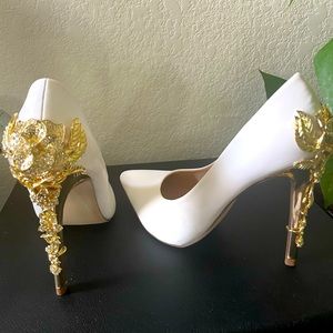 Stunning white heel w/ golden rose details!